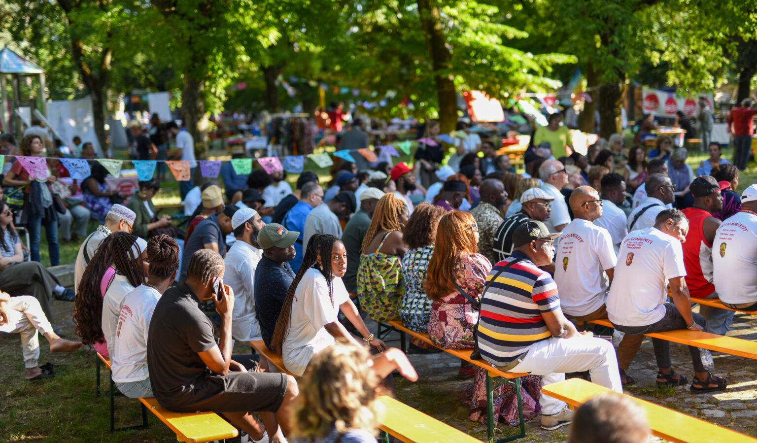 Cittadine e cittadini riuniti al Festival delle Culture nel parco della Rocca Brancaleone